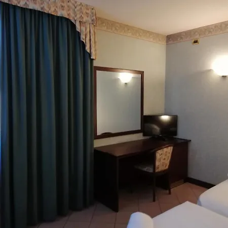 מלון Venice Palace 4*