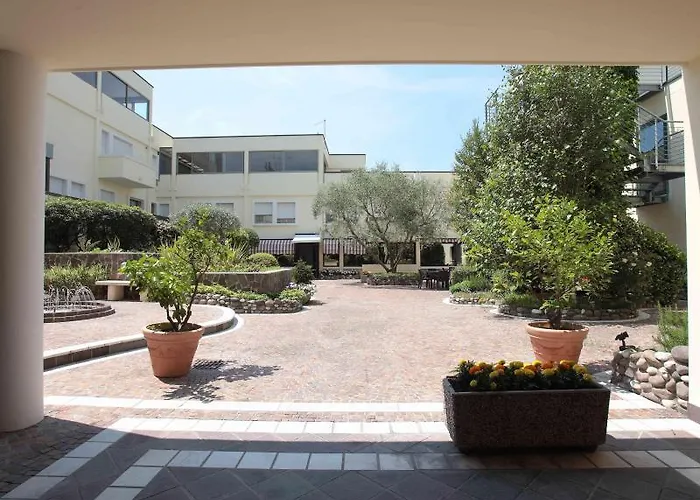 Venice Palace Отель Мирано